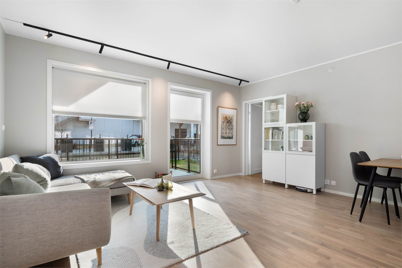 En flott leilighet med store vindusflater. Dette gir rikelig med naturlig lys og dermed en luftig følelse