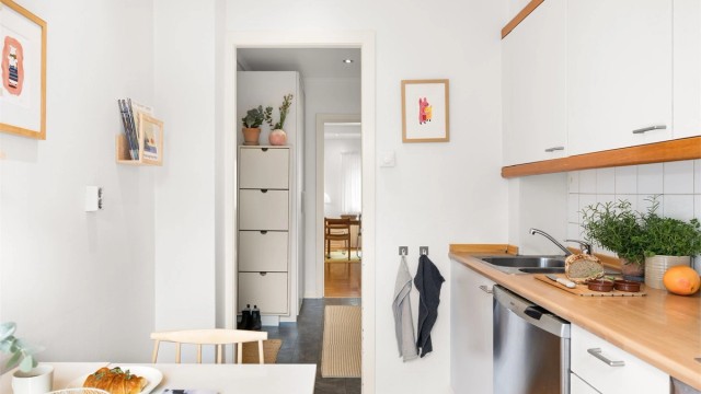 Kjøkkenet er utstyrt med nedfelt keramisk platetopp og stekeovn, samt frittstående kjøleskap med fryser og oppvaskmaskin.