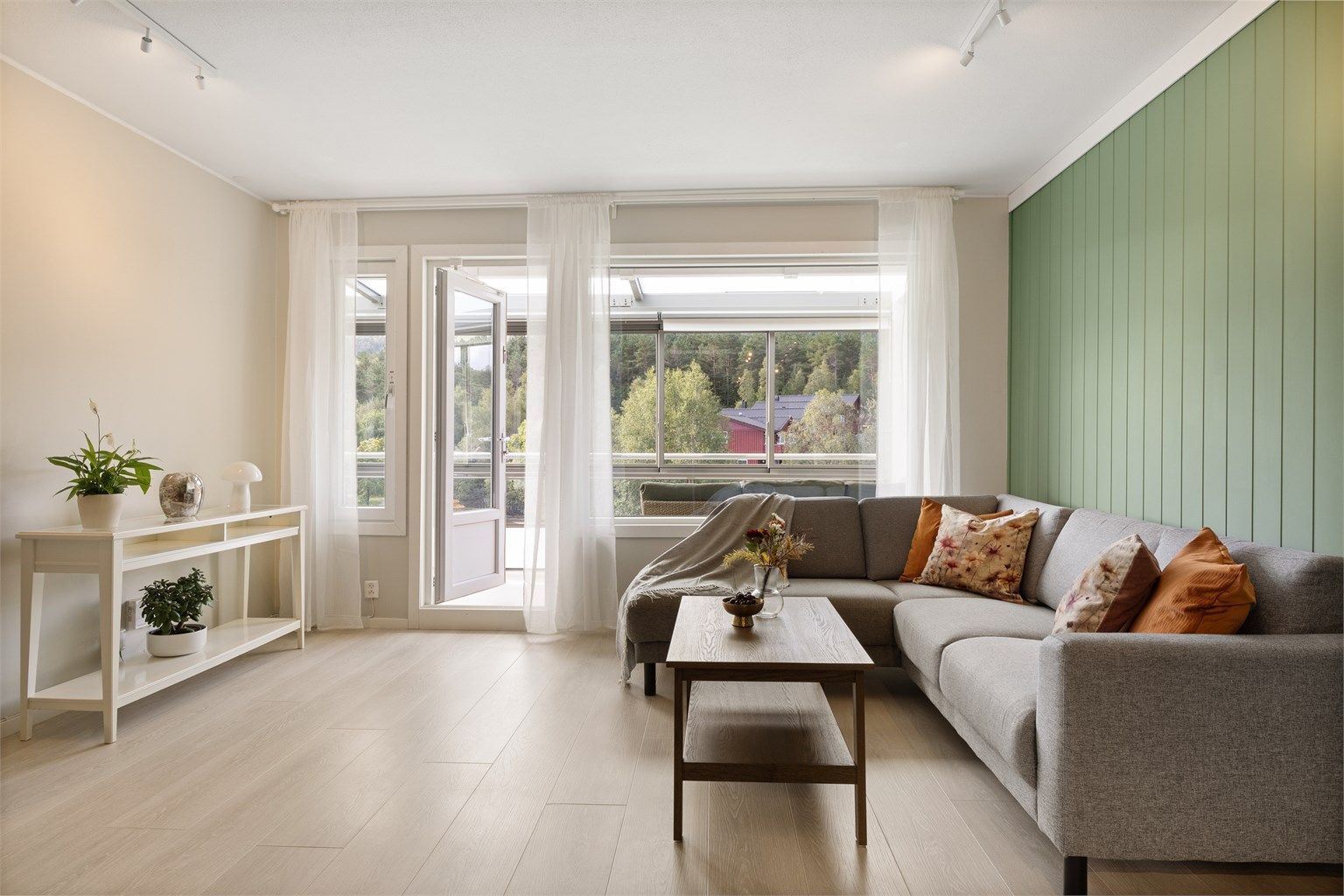 Lyse og moderne overflater, samt flott laminatgulv gjennomgående.