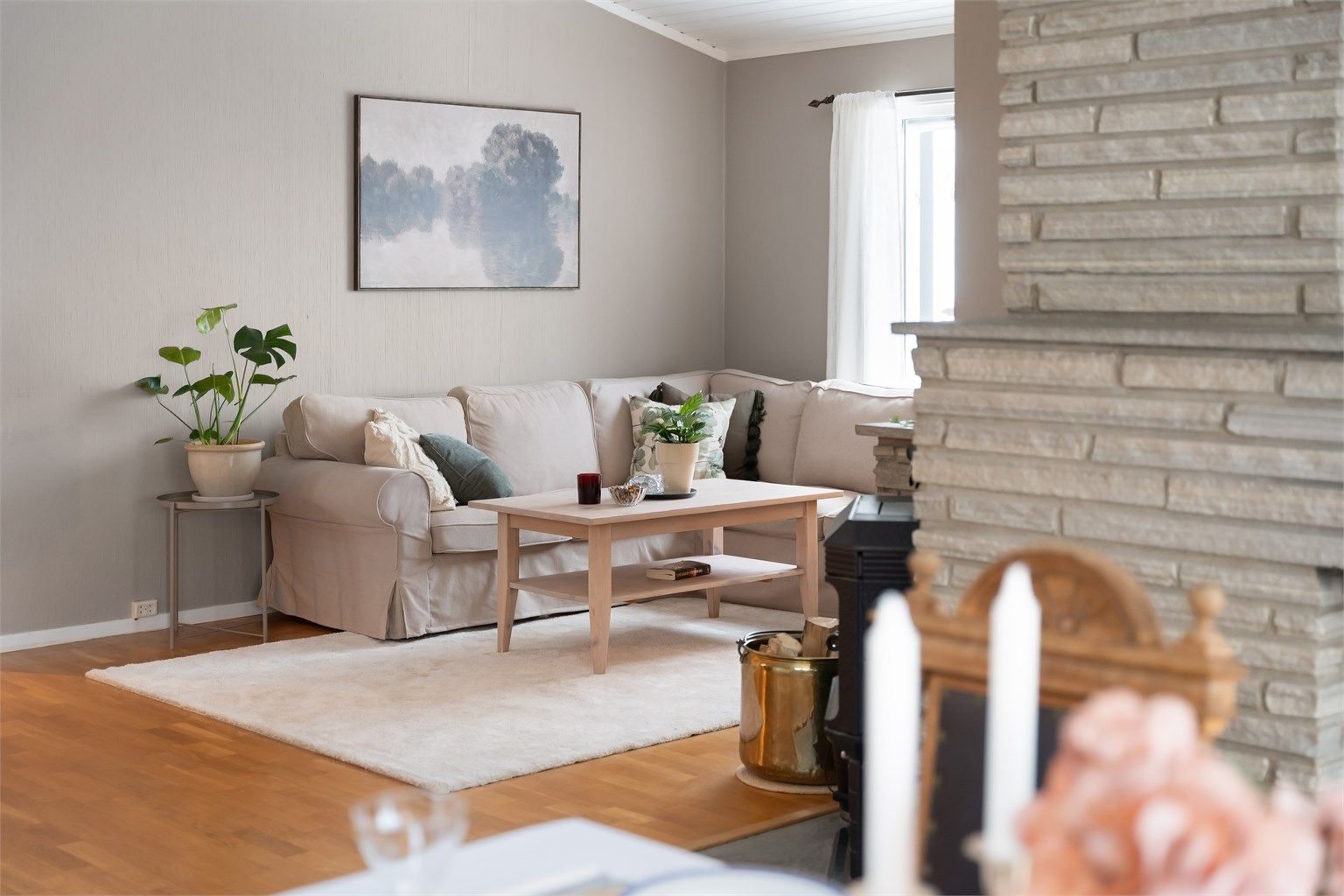 Overflatene består av parkett på gulv og tapetserte vegger med brystningspanel.