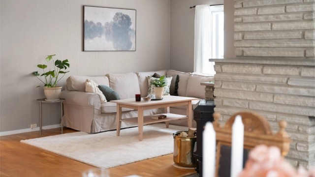 Overflatene består av parkett på gulv og tapetserte vegger med brystningspanel.