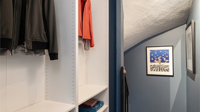 God plass til entremøblement for å henge fra seg yttertøyet