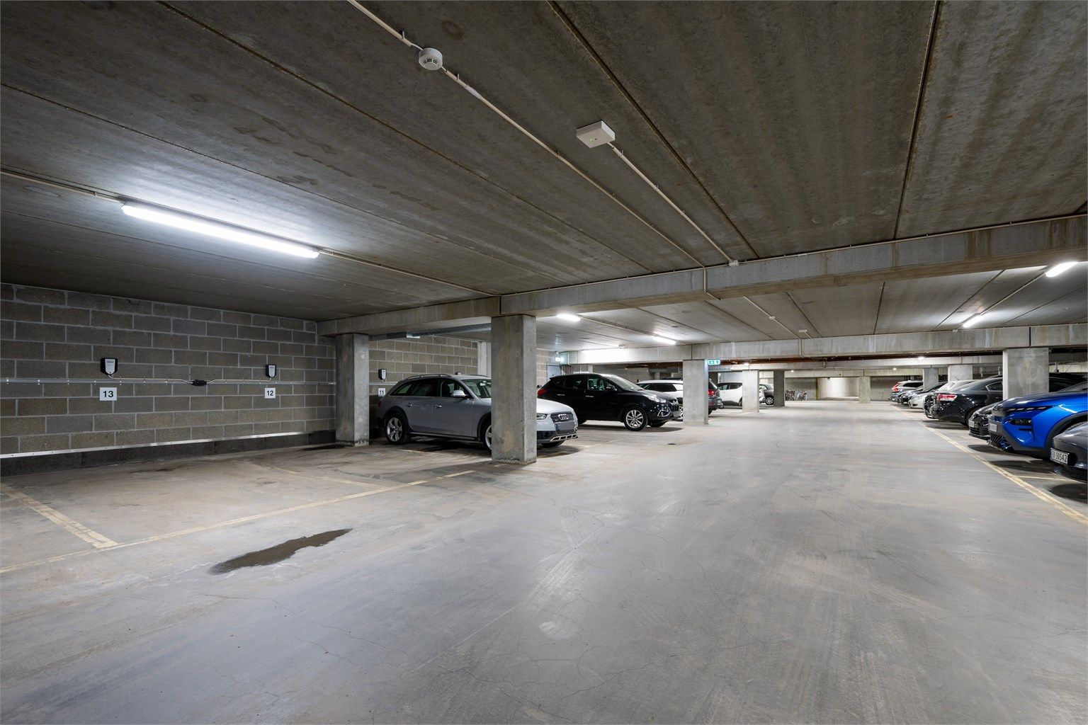 Leiligheten disponerer en garasjeplass med opplegg for el bil lader.