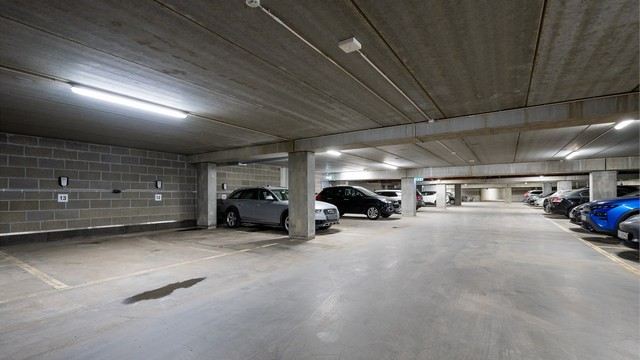 Leiligheten disponerer en garasjeplass med opplegg for el bil lader.