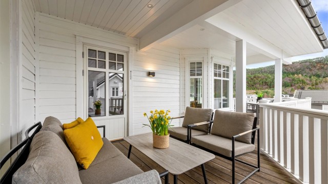 Terrassen ble gjenoppbygget i 2020 med blant annet nye Møre Royal terrassebord
