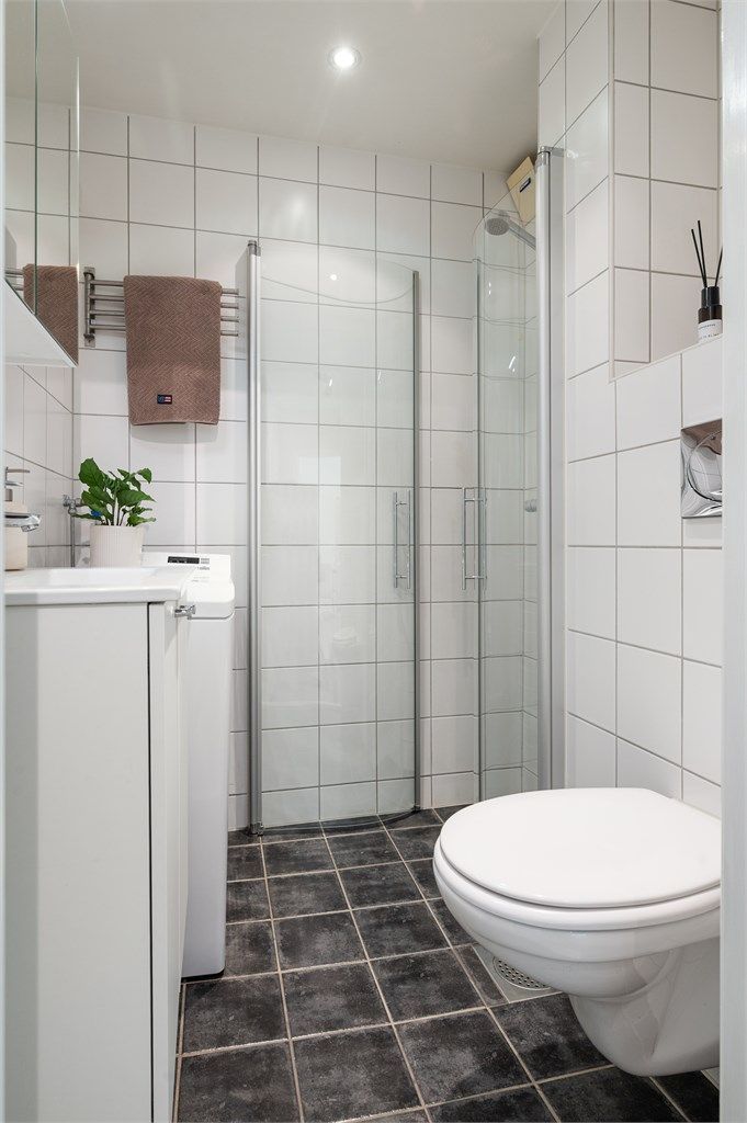 Badet er innredet med vegghengt toalett og egen dusjsone med innfellbar glassdør. Her er det opplegg for vaskemaskin.