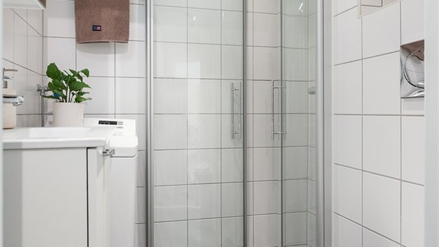 Badet er innredet med vegghengt toalett og egen dusjsone med innfellbar glassdør. Her er det opplegg for vaskemaskin.