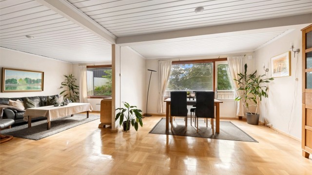 Boligen ble opprinnelig oppført i 1910, påbygd i 1950 og gjennomgikk en større renovering på 1980-tallet.