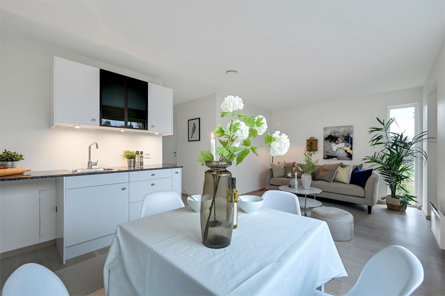 Den søndre delen av første etasje er innredet med en egen stue og en enkel kjøkkenløsning, tilrettelagt for fleksibel bruk.