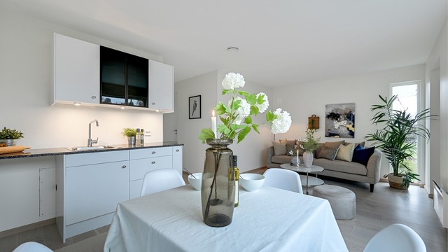 Den søndre delen av første etasje er innredet med en egen stue og en enkel kjøkkenløsning, tilrettelagt for fleksibel bruk.