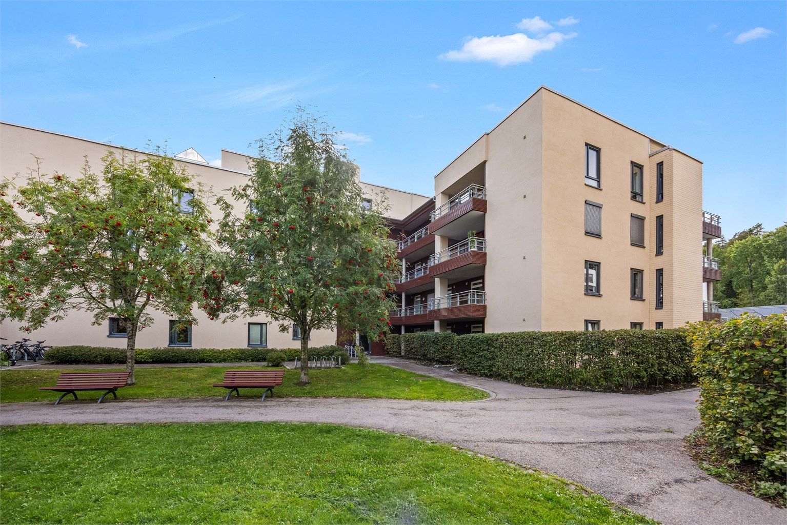 Inngangspartiet med sykkelparkering.