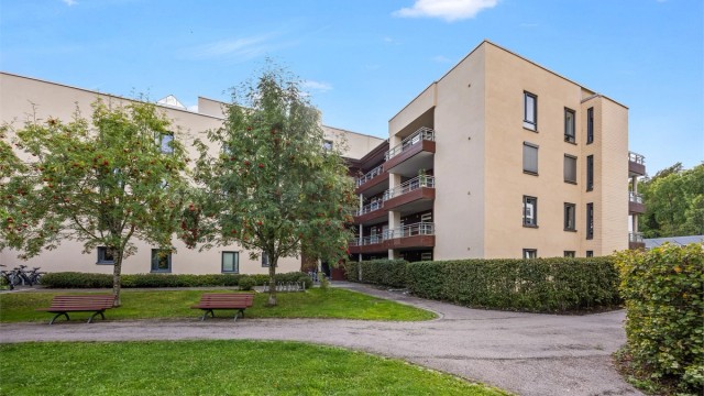 Inngangspartiet med sykkelparkering.