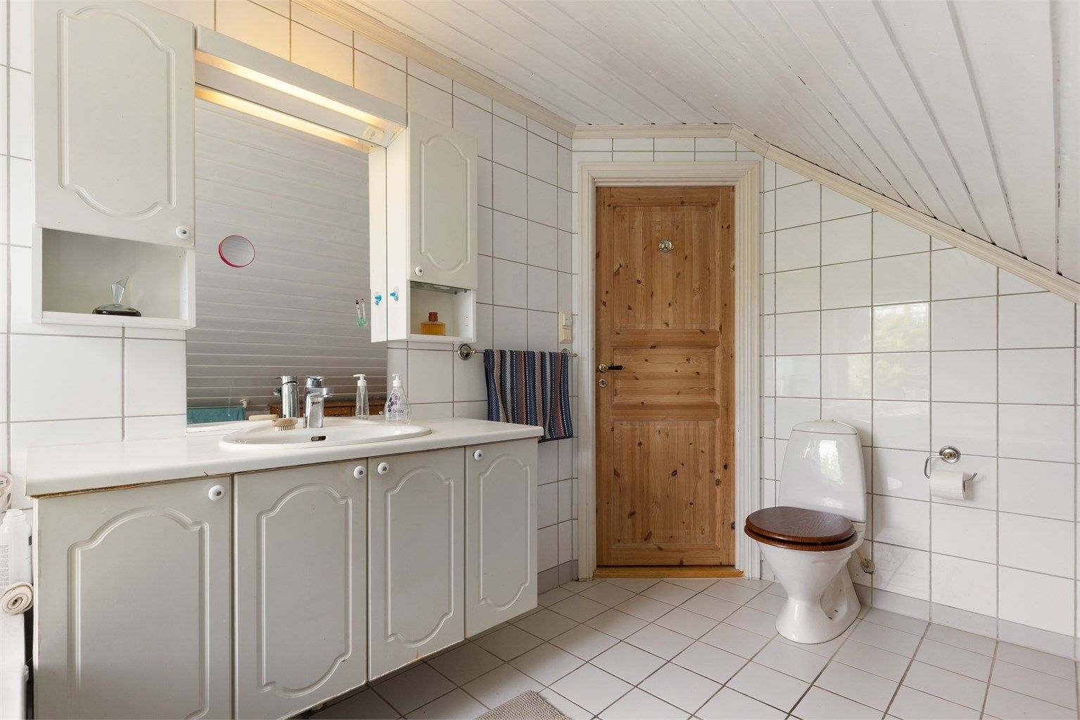 Det er gulvvarme på badet som bidrar til en behagelig start på morgen.