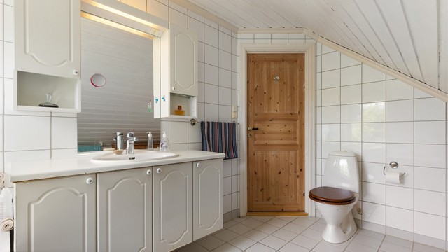Det er gulvvarme på badet som bidrar til en behagelig start på morgen.