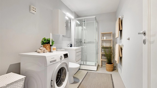 Baderommet har malte flater og er utstyrt med dusjkabinett og opplegg for vaskemaskin. Vaskemaskin medølger.