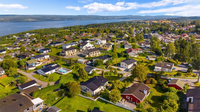 Flateby byr på et trygt og etablert bomiljø med vakker natur og Øyeren like ved.