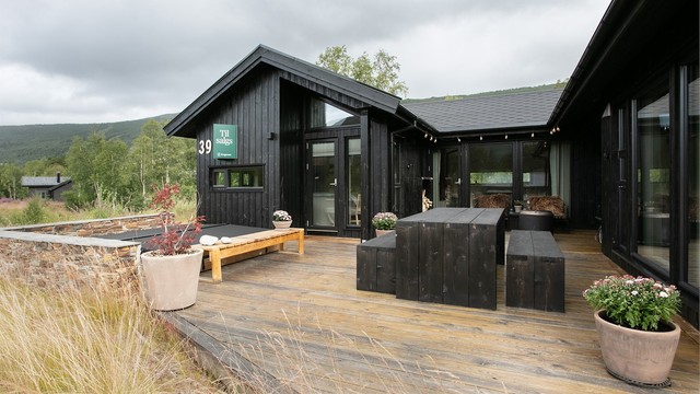 Stor terrasse på totalt 65 m² som strekker seg rundt store deler av hytta.