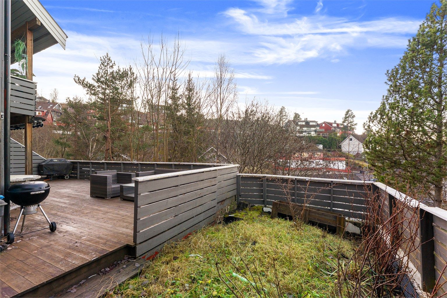 Liten hageflekk utenfor terrassen