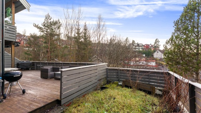 Liten hageflekk utenfor terrassen