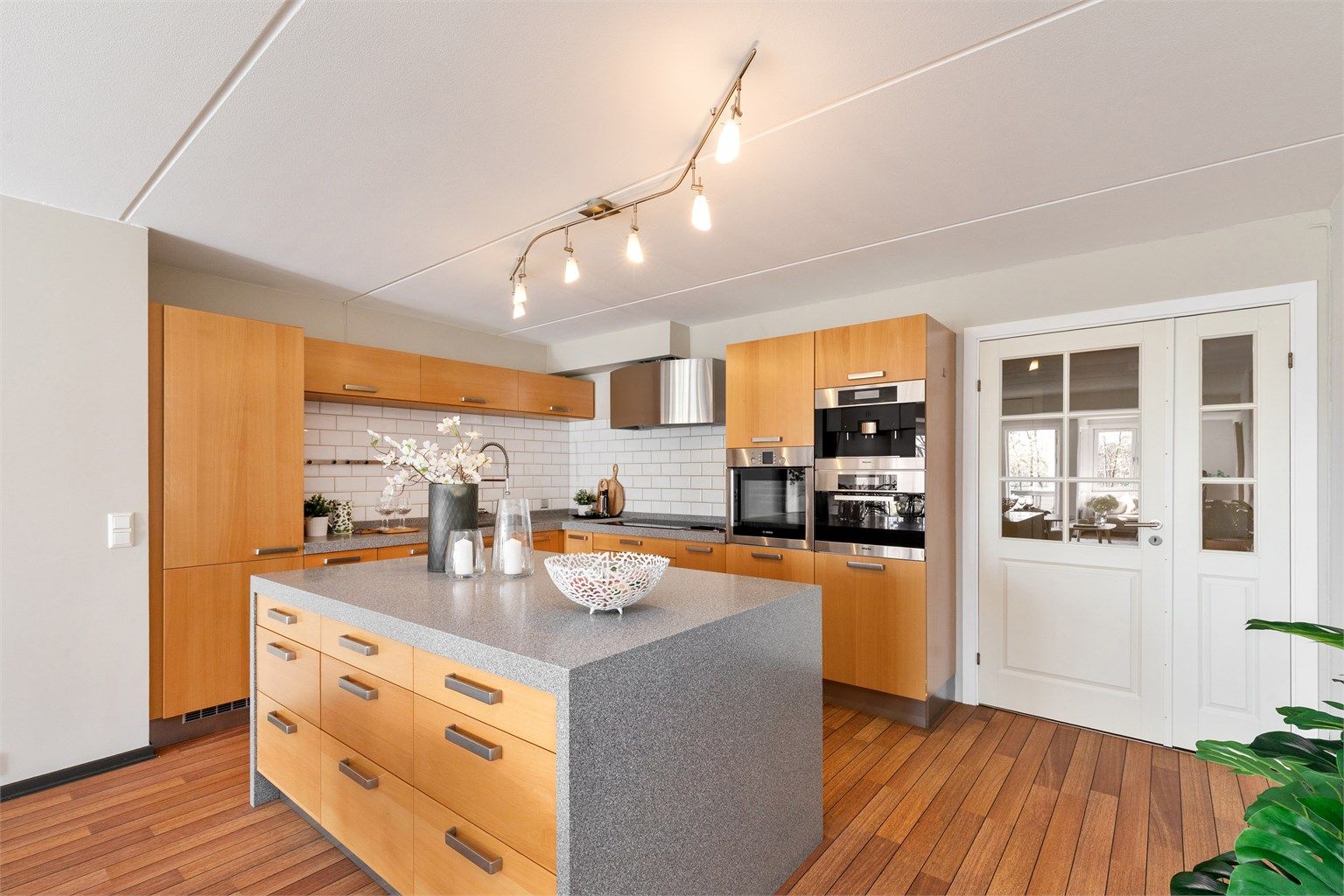 Kjøkkenet ble pusset opp i 2007 med innredning fra HTH og hvitevarer fra blant annet kvalitetsleverandøren Miele.