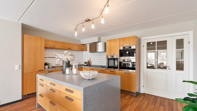 Kjøkkenet ble pusset opp i 2007 med innredning fra HTH og hvitevarer fra blant annet kvalitetsleverandøren Miele.