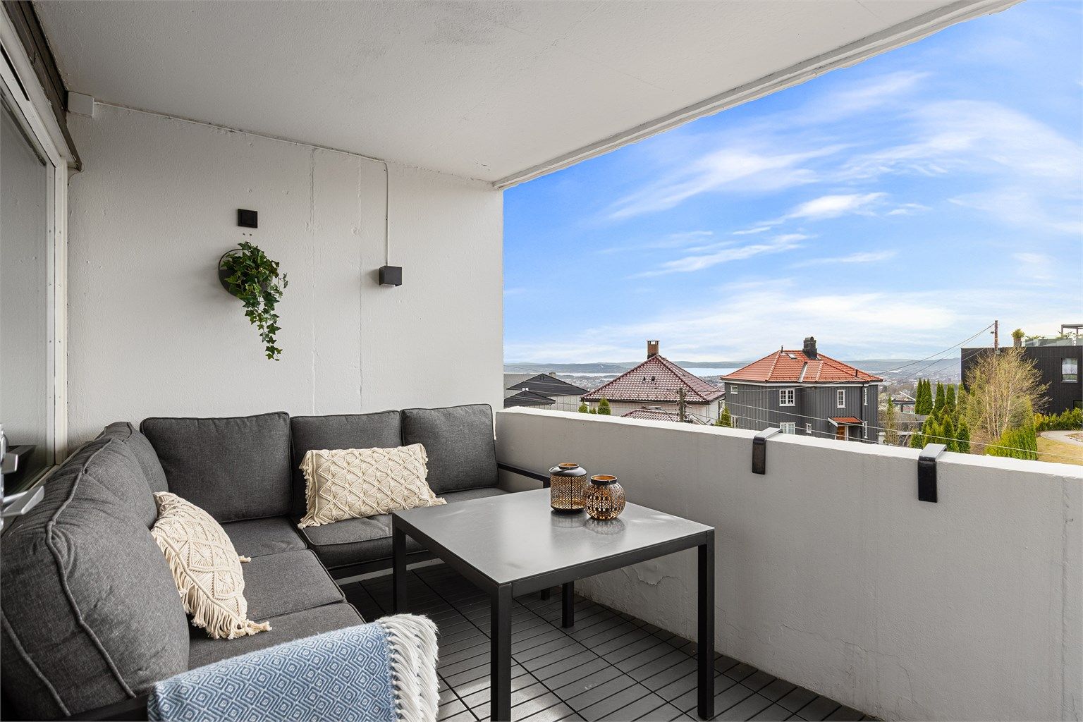 Leiligheten ligger i byggets 3. etasje med stor balkong og flott utsikt! Foto: Petter Tanum