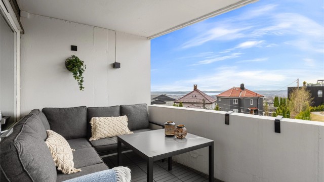 Leiligheten ligger i byggets 3. etasje med stor balkong og flott utsikt! Foto: Petter Tanum