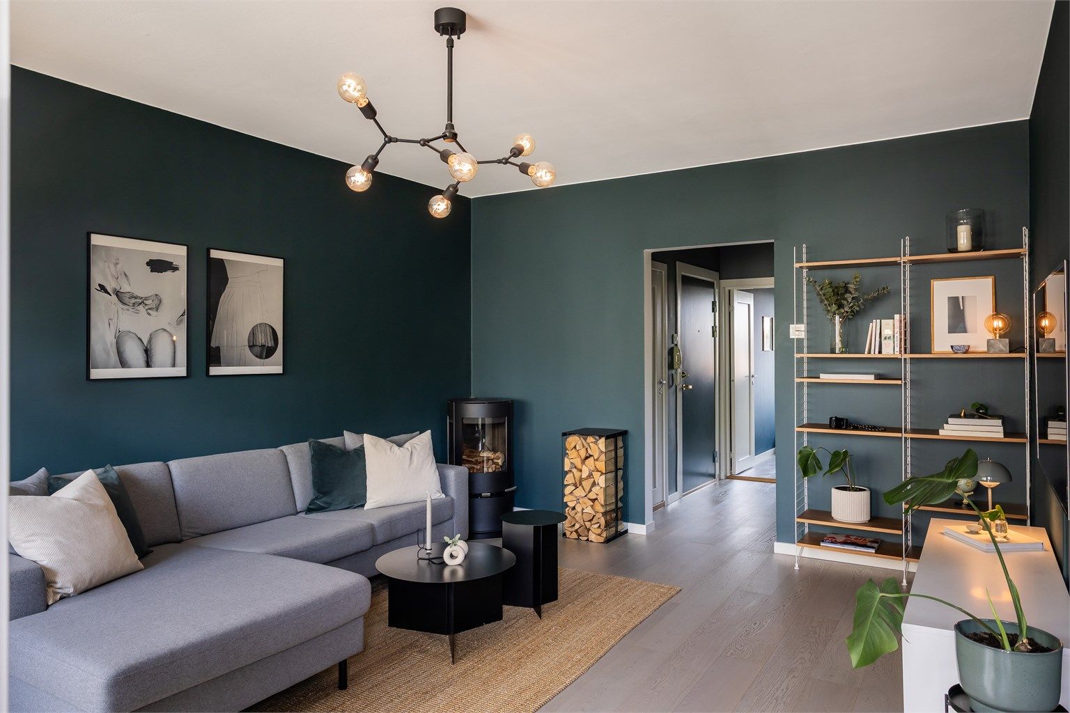 Leiligheten byr på en sosial planløsning med store vinduer som tilfører rikelig med naturlig lys.