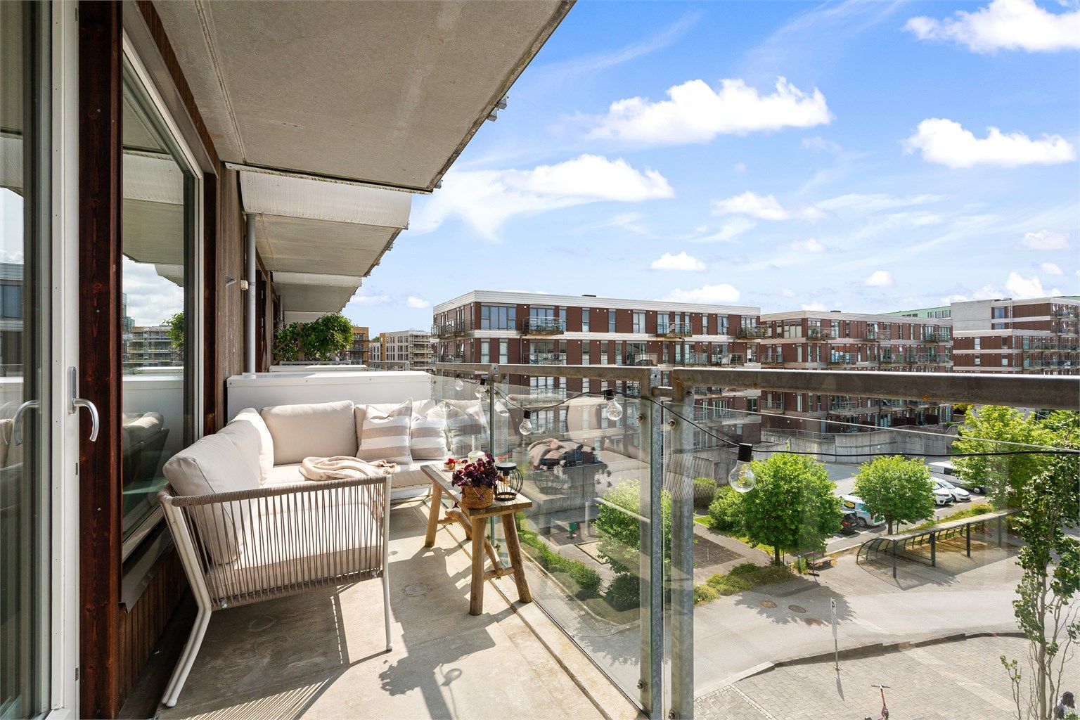 Plassert i byggets 3. etasje fra atrium, men i 4 etg fra gateplan, har man åpen og fritt utsyn, og gode solforhold hele dagen. 