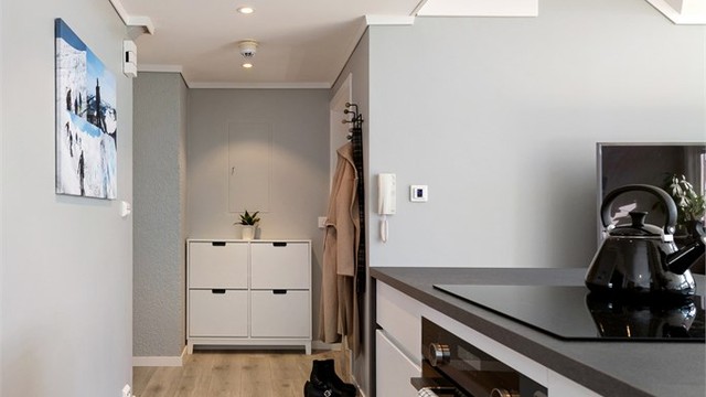 Entréen leder inn i leiligheten. En praktisk hems gir gode oppbevaringsmuligheter.