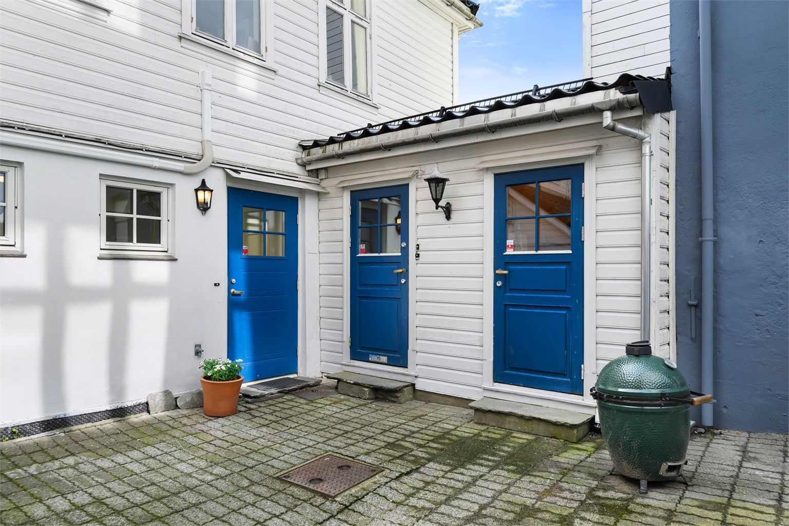 Egen inngang fra et lukket gårdsrom. Til leiligheten hører en bod på 4 m² med egen inngang.