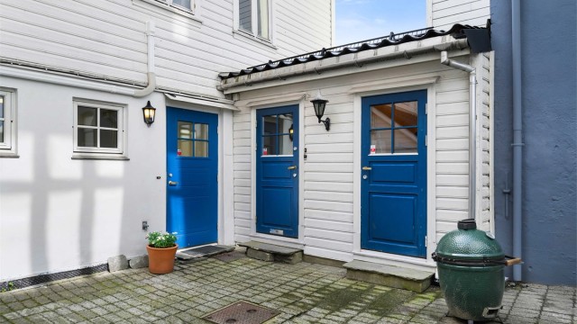 Egen inngang fra et lukket gårdsrom. Til leiligheten hører en bod på 4 m² med egen inngang.