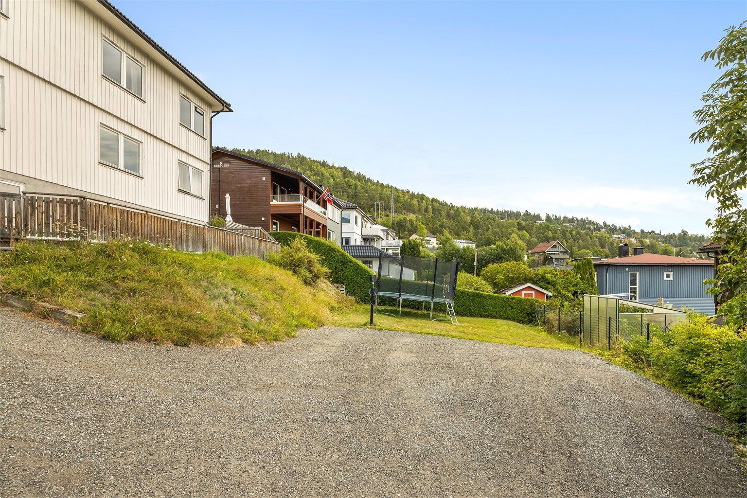 Montert ladestolpe med lader for el-bil i 2021 på gårdsplassen.