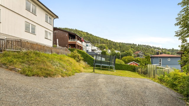 Montert ladestolpe med lader for el-bil i 2021 på gårdsplassen.