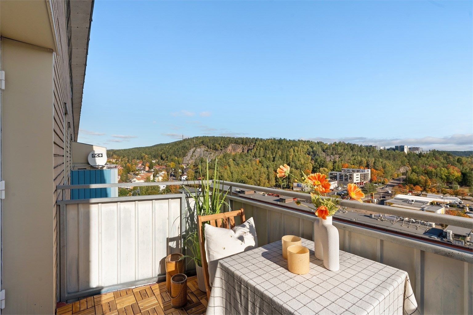 Balkongen har betongdekke belagt med treheller og metallrekkverk med platekledning. Treheller gir en lun følelse under føttene, og balkongen er klar til å tas i bruk fra første dag.