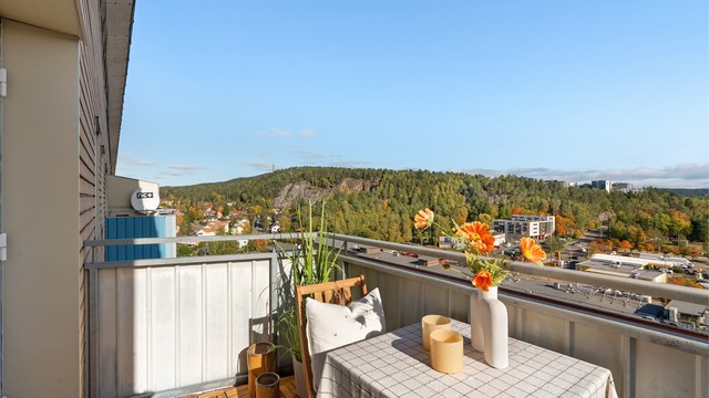 Balkongen har betongdekke belagt med treheller og metallrekkverk med platekledning. Treheller gir en lun følelse under føttene, og balkongen er klar til å tas i bruk fra første dag.