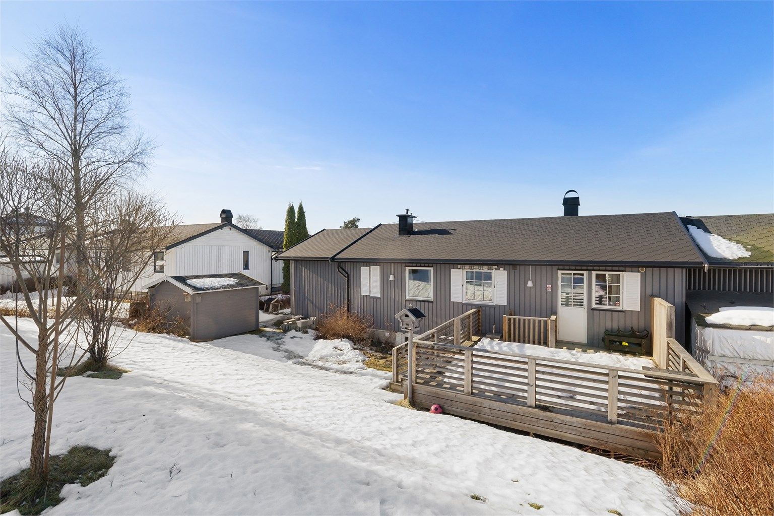 Innholdsrik og betydelig oppgradert enebolig med en attraktiv og barnevennlig beliggenhet i Sørumsand