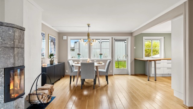 Fra spisestuen er det direkte utgang til terrassen på baksiden av boligen.