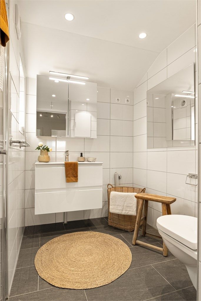 Bad i 2. etg. ble rehabilitert i 2022 med nytt avløp, rør for varm og kaldt vann (rør i rør), nytt gulv, varmekabler, sluk, membran, fliser og elektrisk anlegg.