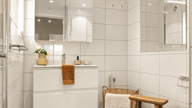 Bad i 2. etg. ble rehabilitert i 2022 med nytt avløp, rør for varm og kaldt vann (rør i rør), nytt gulv, varmekabler, sluk, membran, fliser og elektrisk anlegg.