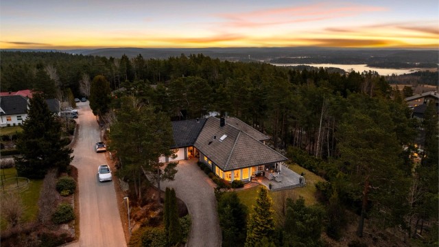 Høvreveien 2 presenteres av Raymond Bøhn i Krogsveen.
Fotograf; Kristoffer Kristiansen.