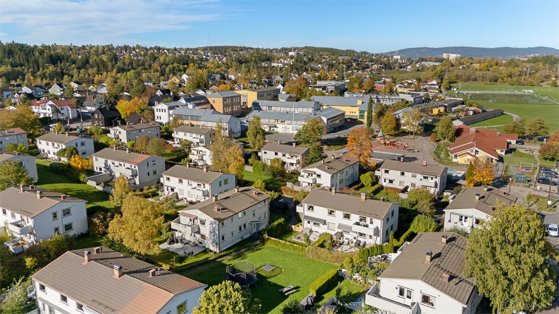 Nærområdet byr på trygge skoleveier, barnehager og gode aktivitetstilbud.