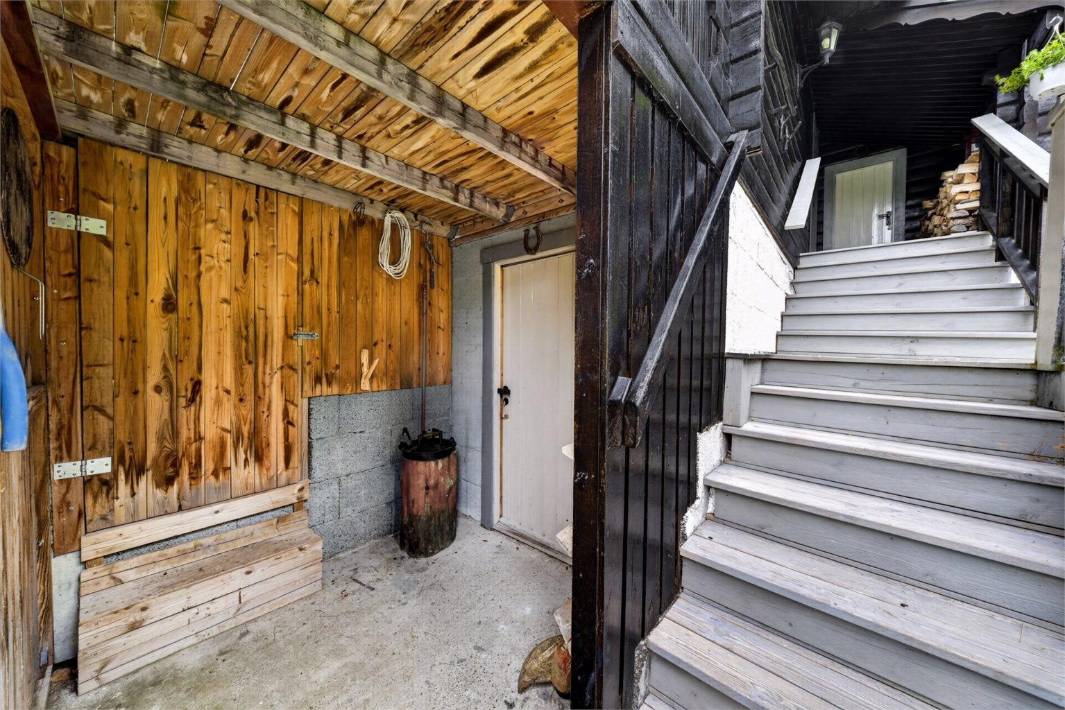 Underetasjen har separat tilkomst, samt tilkomst til lagringsplass under verandaen