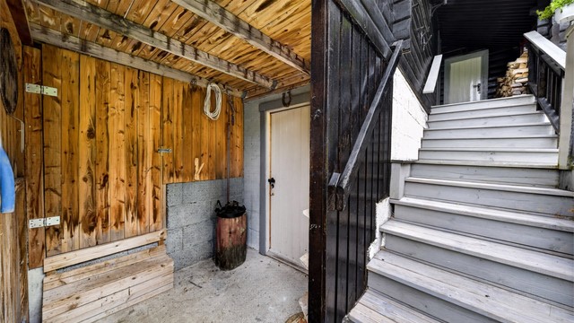 Underetasjen har separat tilkomst, samt tilkomst til lagringsplass under verandaen