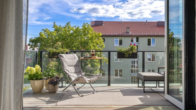 Balkongdørene kan foldes ut til hver side slik at balkongen blir en utvidelse av stuen