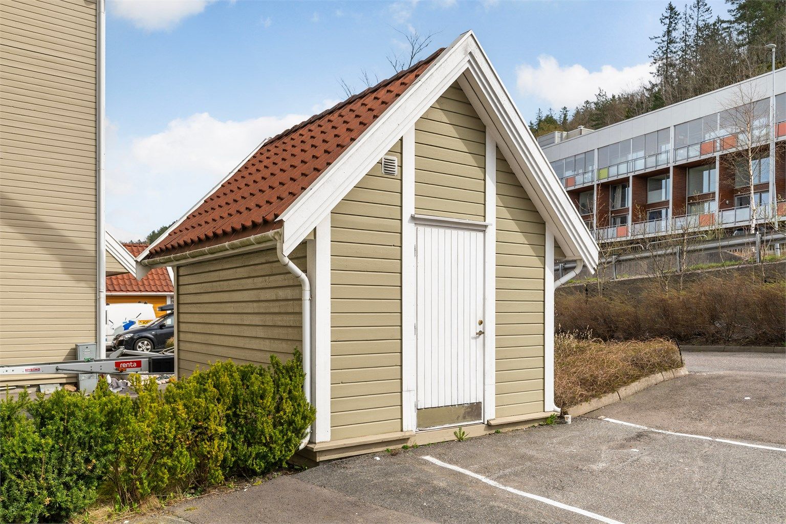 En utvendig bod på 5 m² gir ekstra lagringsplass.