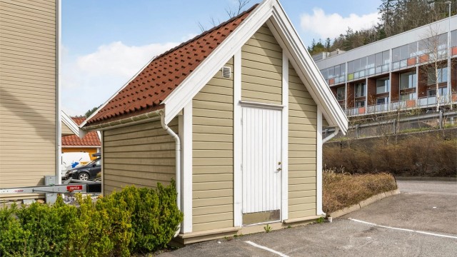 En utvendig bod på 5 m² gir ekstra lagringsplass.