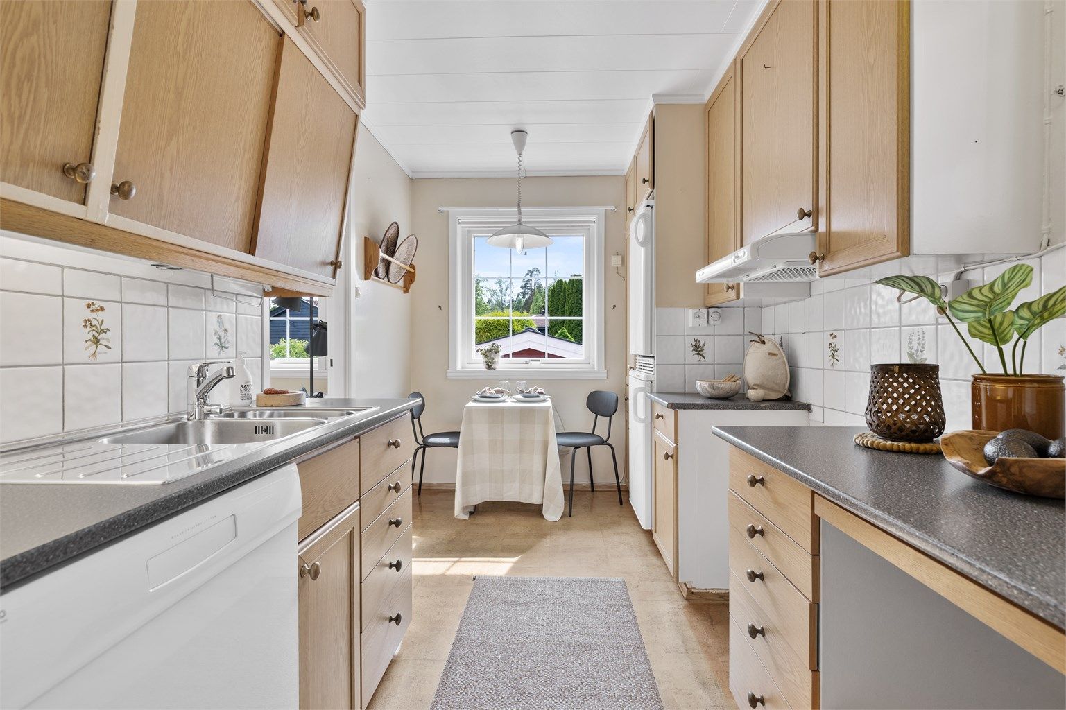 Kjøkken med plass til mindre spisebord for hyggelige frokoster med utsikt.