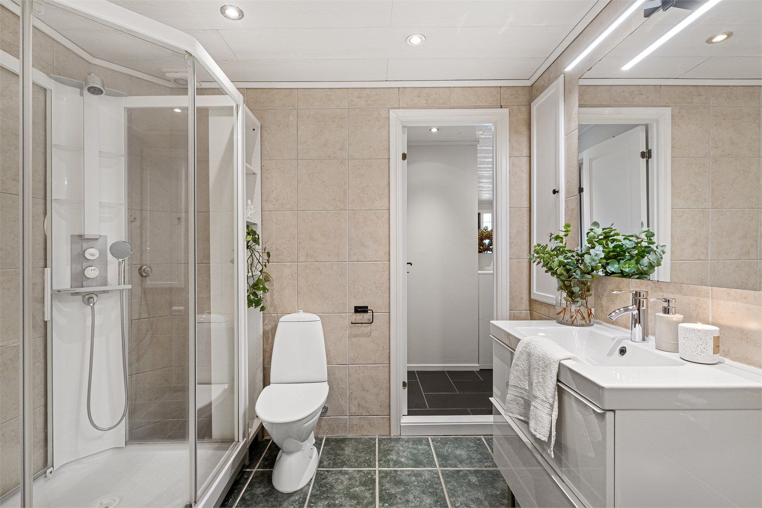  Det er badekar, dujskabinett, servant med skuffer og toalett. God størrelse. 
