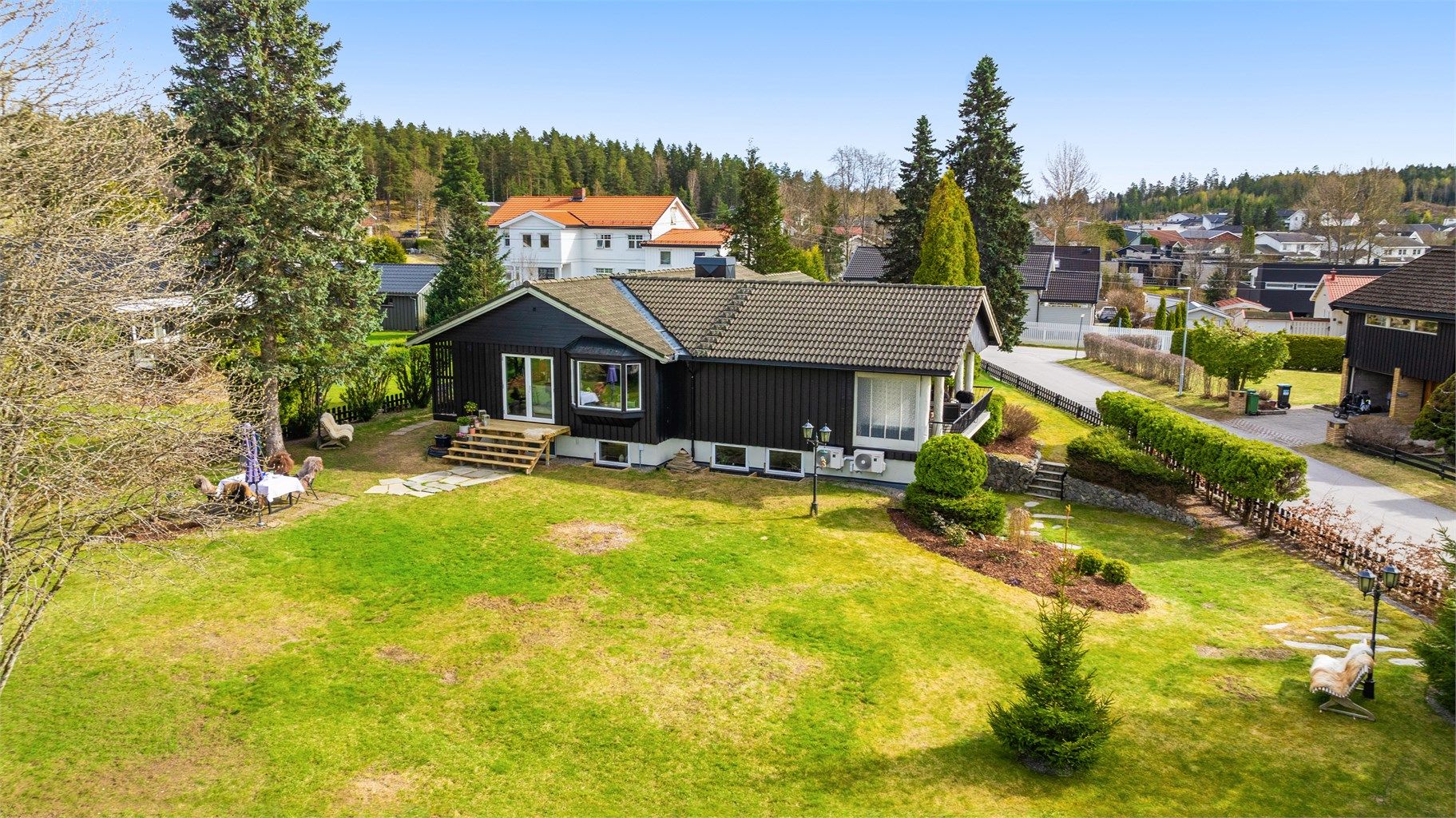 Eiendommen er på ca. 1,5 mål og har flere hyggelige soner med sittegrupper, benker, lekestuer m.m.